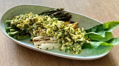 Sådan laver du grillede grønne og hvide asparges med sennepssauce