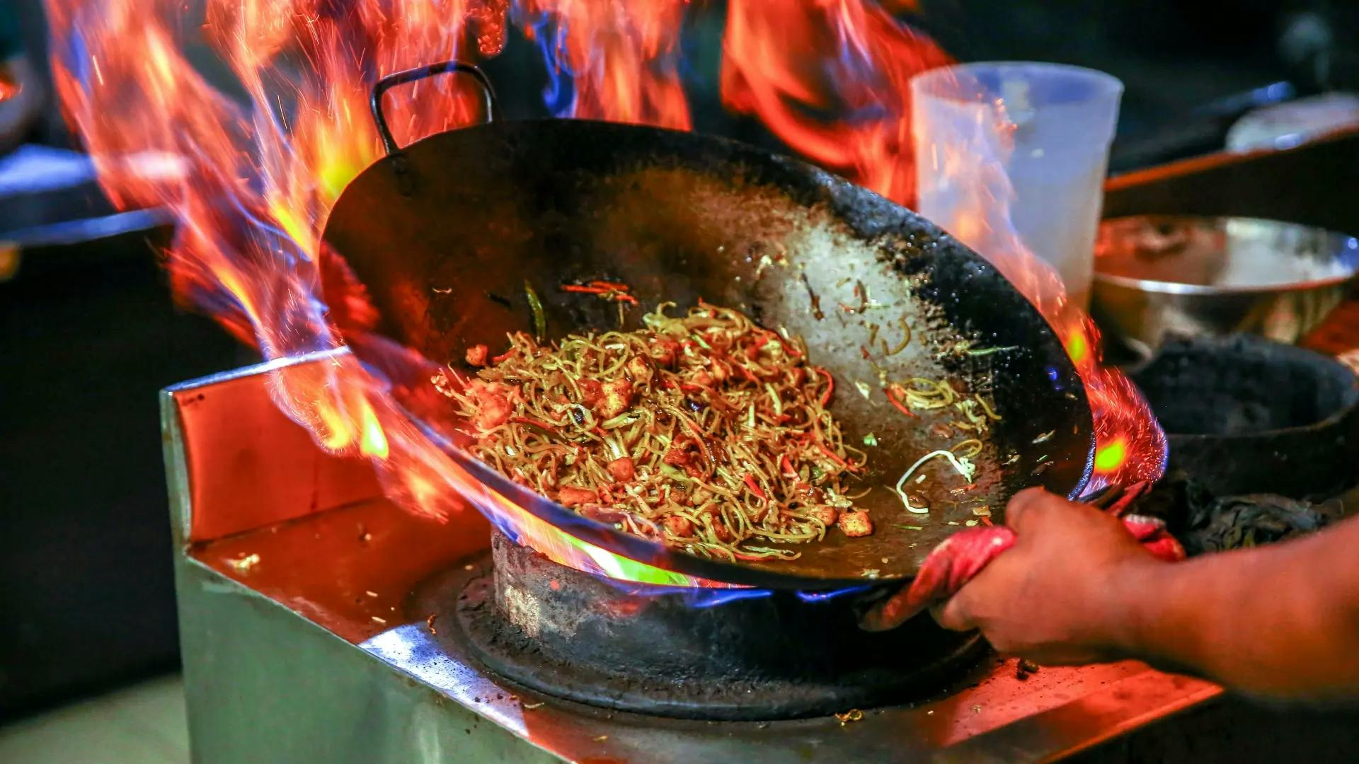 Hvorfor og hvordan bruger thailænderne wokken?