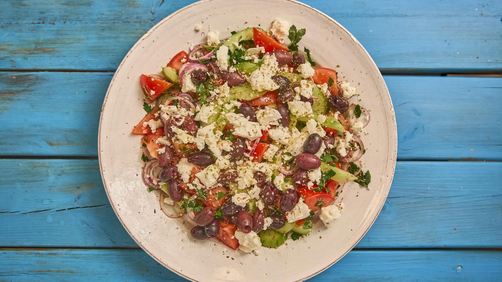 Græsk salat – simpel opskrift og lækre serveringsforslag