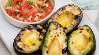 Caribisk grill-tema: Sådan laver du grillede avokadoer og grillet mango salsa 