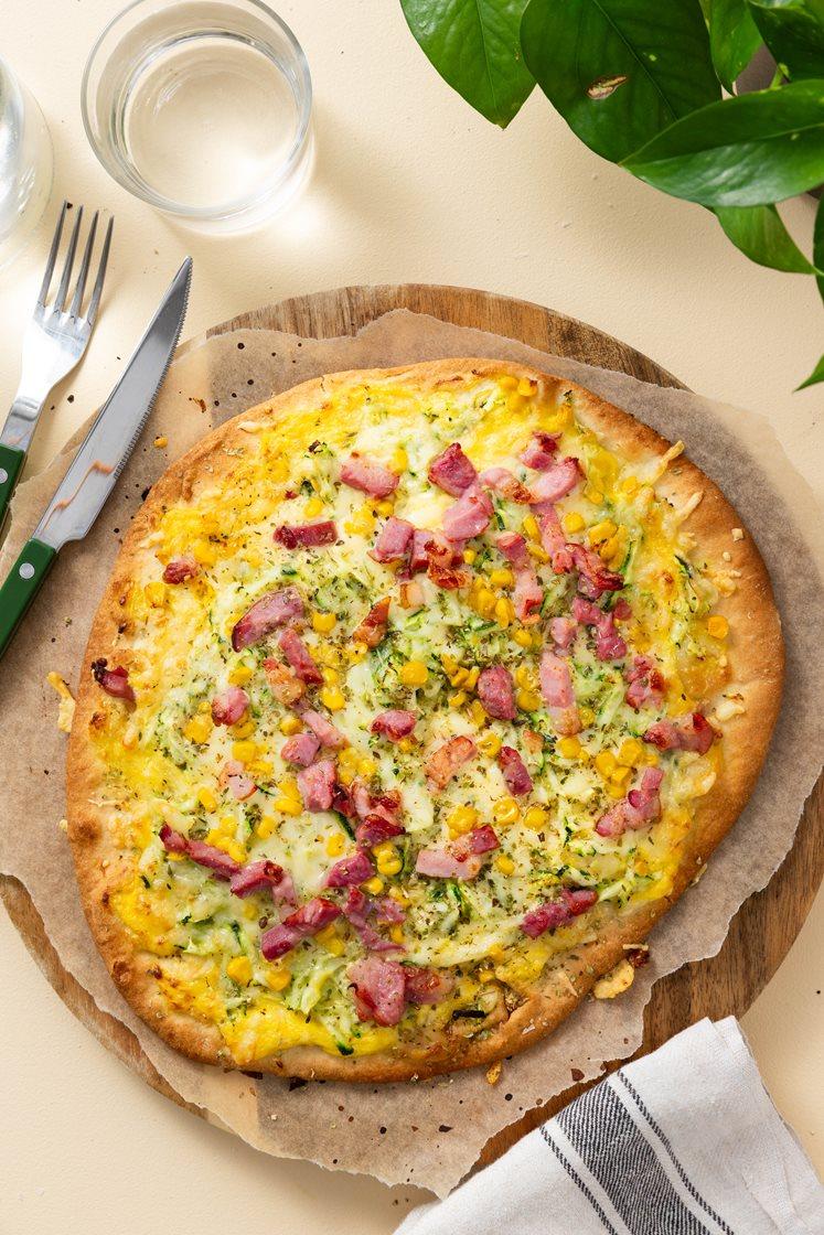 Pizza med majs, bacon og zucchini