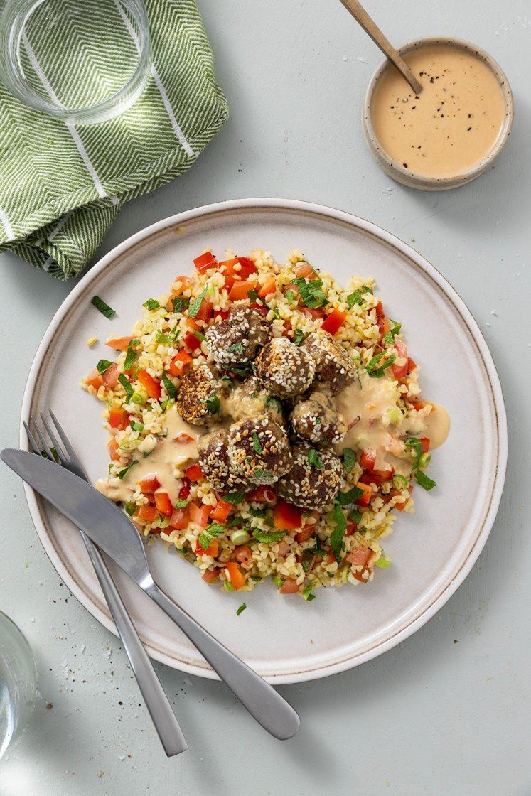 Indonesiske frikadeller med peanutsauce og tabouleh