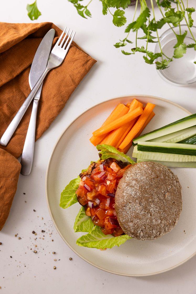 BBQ-kyllingeburger med tomatsalsa og gnavegrønt