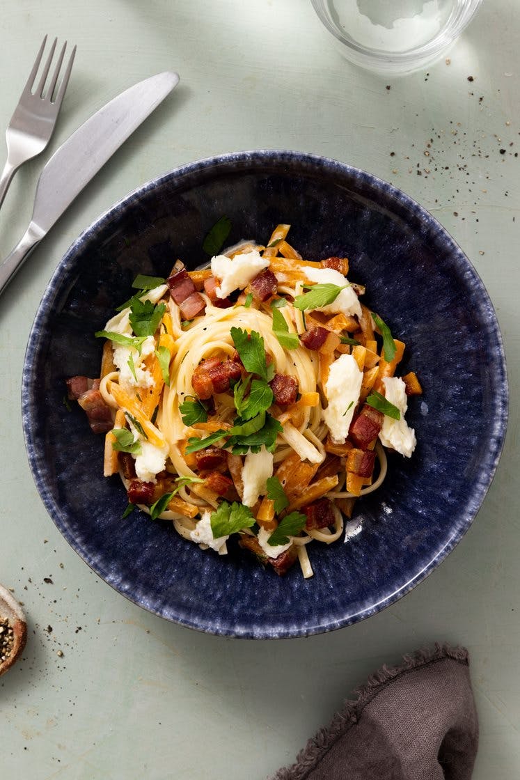 Linguine med rosmarinstegt græskar, mozzarella og sprød pancetta