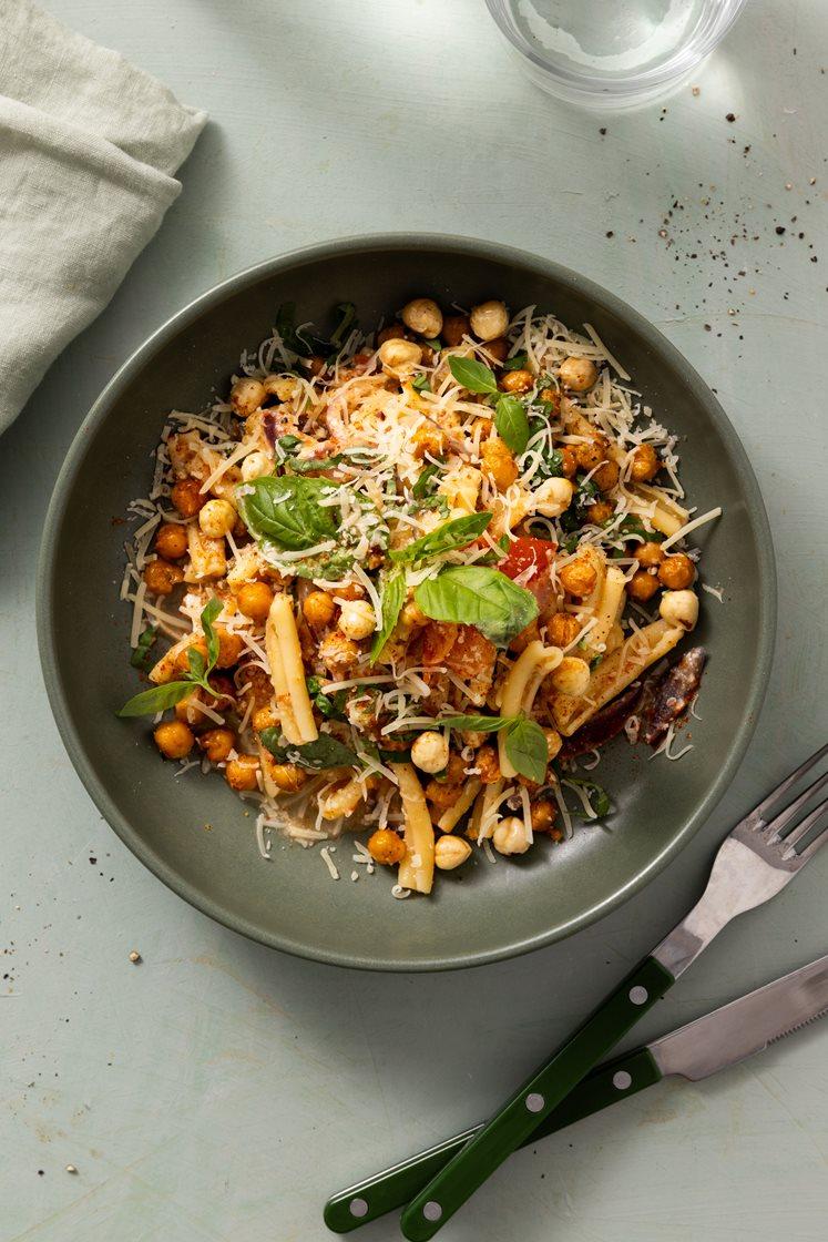 Pasta i bagt gedeostesauce med tomat og krydderstegte kikærter