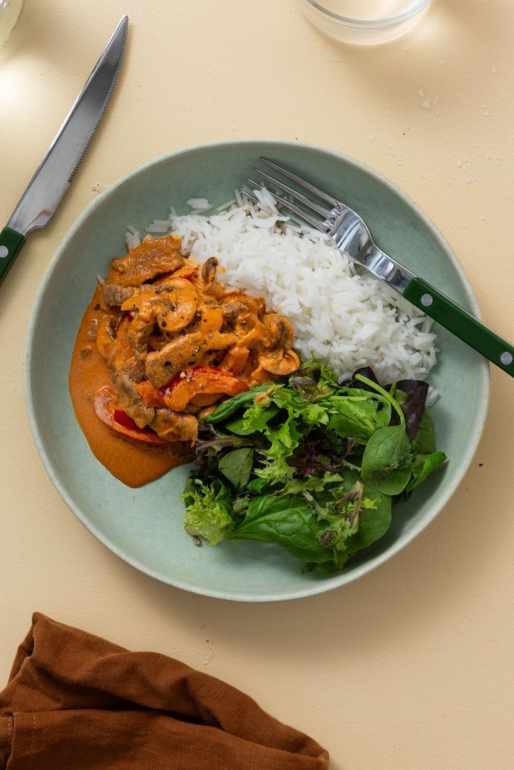 Hurtig stroganoff med basmatiris og salat