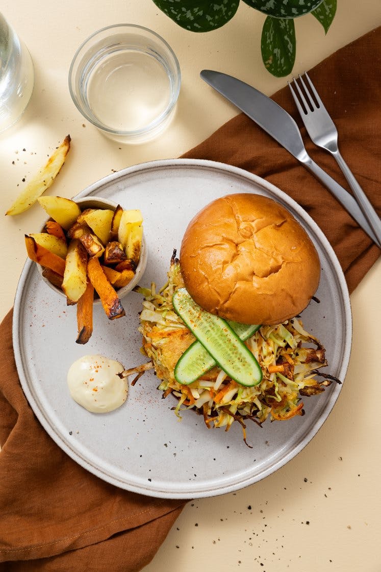 Okonomiyaki burger med mixede fritter 