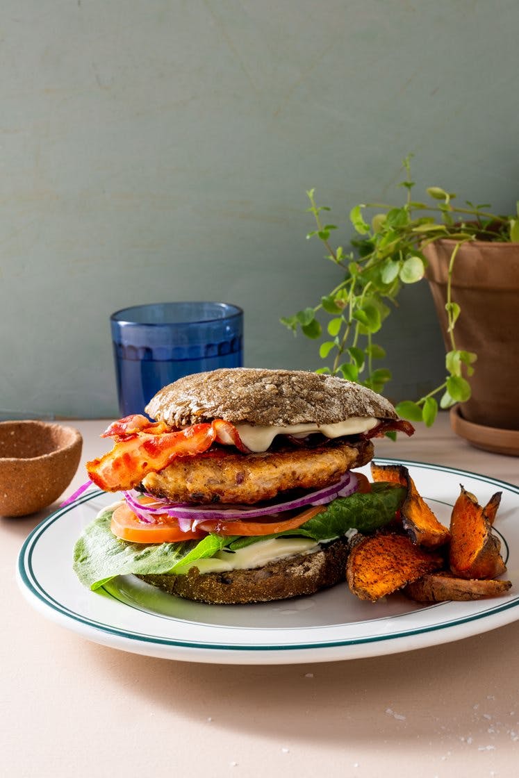 Kyllingeburger med bacon og søde kartoffelfritter