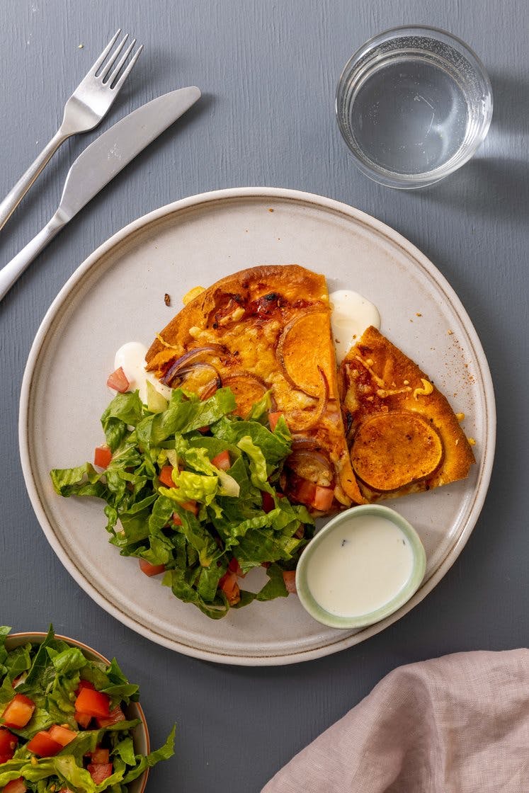 Fuldkornspizza med søde kartofler, røget chili, salat og hvidløgsdressing