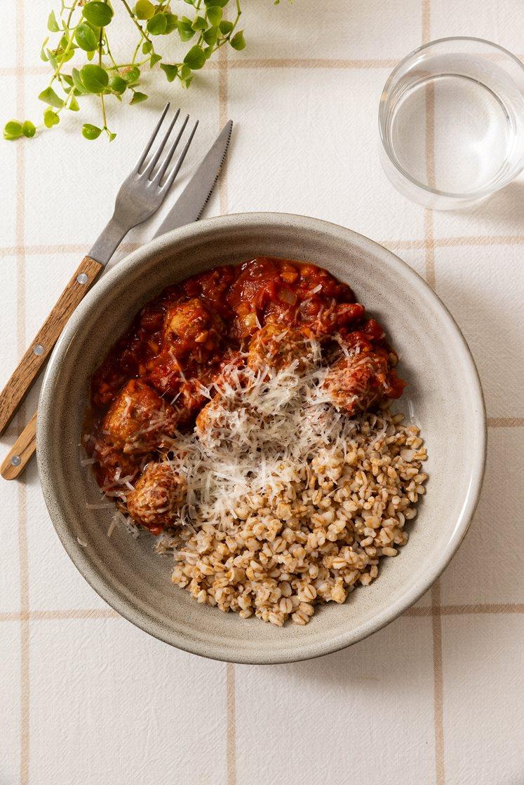 Meatballs i tomatsauce med hvedekerner 